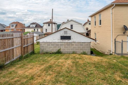 304 Beech St, Vandergrift, PA 15690-1492