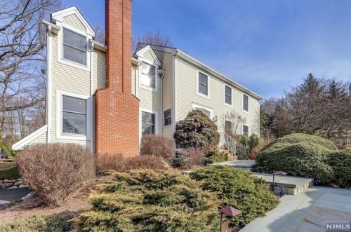 14 Stone Hollow Rd, Montvale, NJ 07645-2114