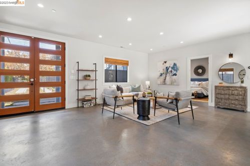 1077 57th St, Oakland CA  94608-2744 exterior