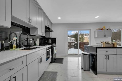 40 Carriage Ln, West Milford Lakes NJ  07480-1822 exterior