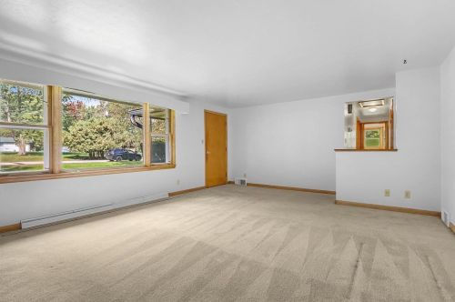 4049 Linden Ln, Green Bay, WI 54313-7523