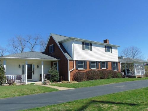 10 Rosewood Dr, North Charleroi, PA 15022-2285