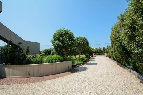 391 Dune Rd, West Hampton Beach, NY 11978-2943
