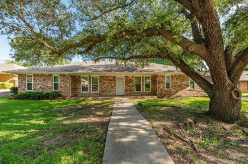 820 Skylark Dr, Denton, TX 76205-8012