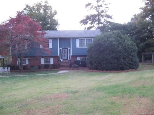 231 Tanglewood Dr, Kannapolis, NC 28081-7949