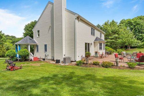 5 Daisy Ct, Northport NY  11768-2267 exterior