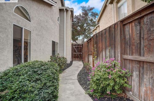 1547 Trimingham Dr, Pleasanton CA  94566-8407 exterior