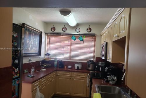 7058 169th St, Hialeah, FL 33015-4213