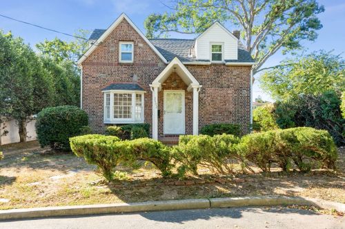 2402 Frisch Pl, North Bellmore, NY 11710-2141