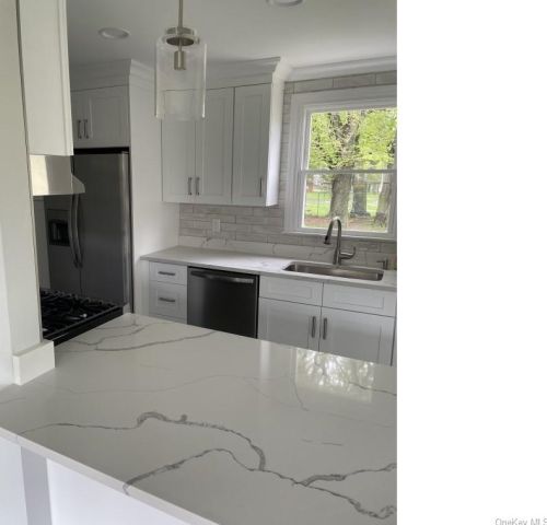 12 Ria Dr, White Plains, NY 10605-4011