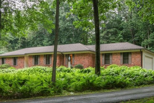 561 Frank Smith Rd, Springfield, MA 01106-2927