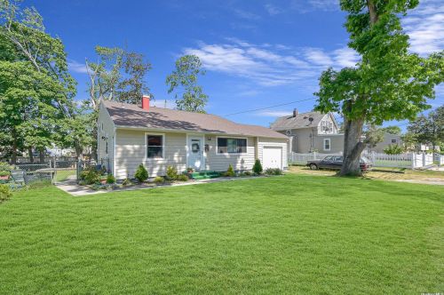 23 Weeks Ave, Central Islip, NY 11722-2314