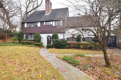 3 Clover Dr, Great Neck, NY 11021-1817