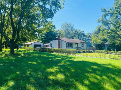 6 Wesley St, Center Moriches, NY 11934-3718