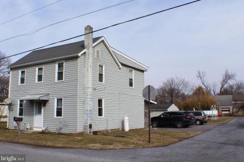 15 East St, Mount Holly Springs, PA 17065-1704