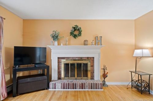 11 Palmer Dr, Gales Ferry CT  06335-1529 exterior