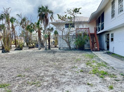 220 Palm Lk Dr, Sanibel FL 33957-5601 exterior