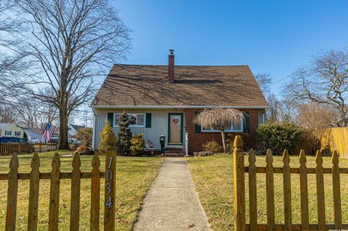 1034 Udall Rd, West Islip, NY 11795-1121