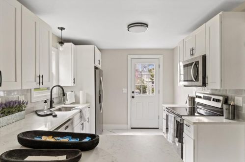 46 Crest Ave, Warwick, RI 02886-4717