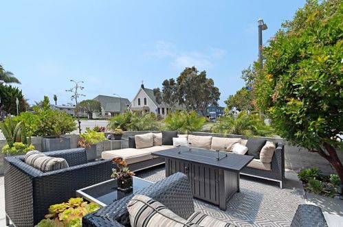 402 10th St, Huntington Beach, CA 92648-4504