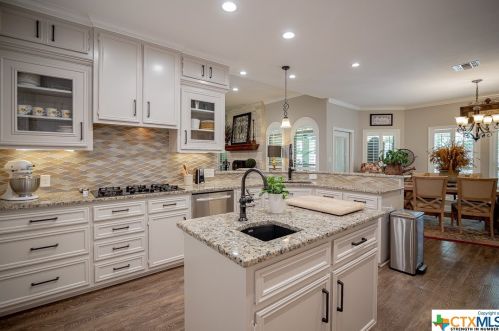 304 Windcrest Dr, Victoria TX  77904-3413 exterior