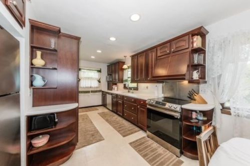 12449 Pilot Dr, Thiensville WI  exterior