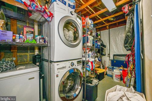 2414 Southgate Sq, Herndon VA  20191-1239 exterior