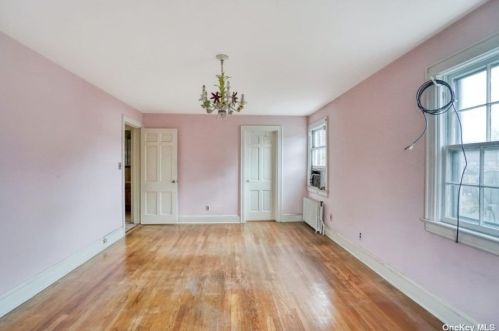 3 Revere Dr, Floral Park NY  11001-2814 exterior