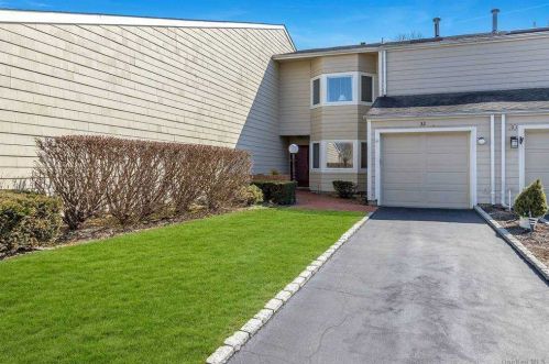32 Oakmont Ln, Bayshore, NY 11706-8848