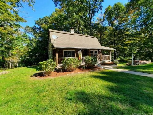 10 Hazen St, Chester, CT 06412-1004