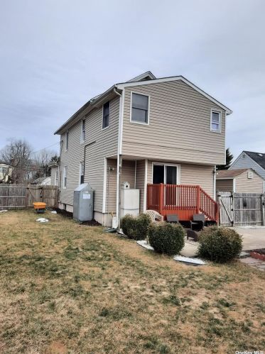 72 Winganhauppauge Rd, Islip Manor NY  11751-2613 exterior