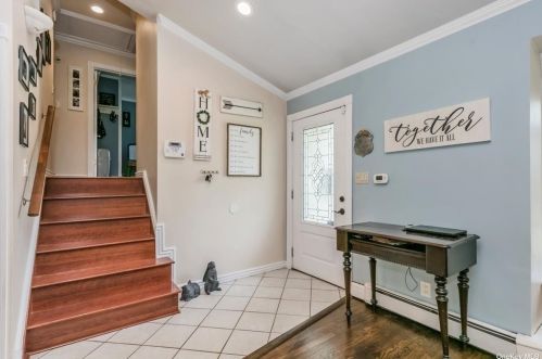 25 Windham Cres, San Remo, NY 11754-4122