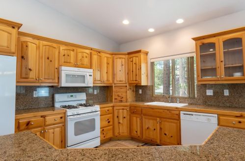 1681 Tionontati St, South Lake Tahoe CA  96150-4902 exterior