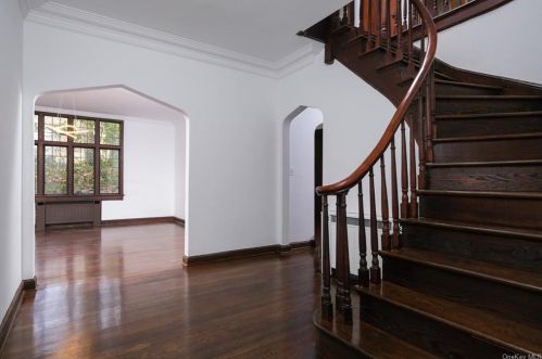 15 Trevon Pl, New Rochelle, NY 10804-3311