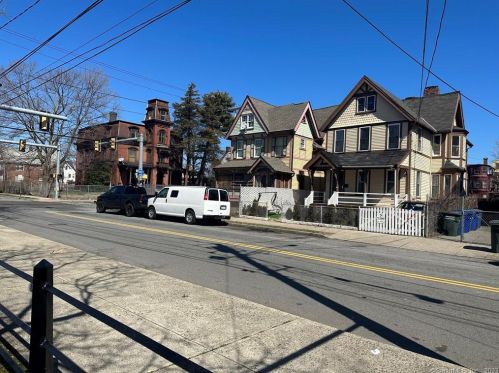 630 Kossuth St, Bridgeport, CT 06608-2257