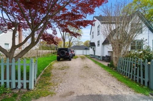 61 12th St, Huntington Station, NY 11746-2532