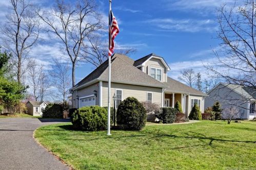 31 Acorn Dr, Windsor Locks, CT 06096-1224