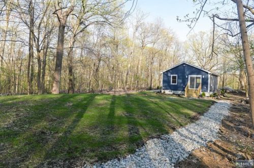 6 Stag Hill Rd, Mahwah NJ  07430-1034 exterior