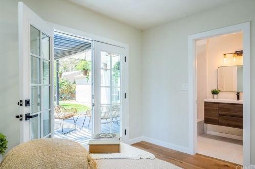 17602 Collins St, Van Nuys CA  91316-1245 exterior