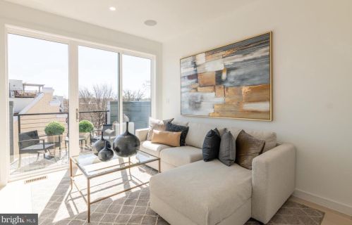 144 S St, Washington, DC 20001-1130
