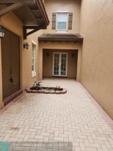 951 146th Ter, Hollywood FL  33027-6137 exterior