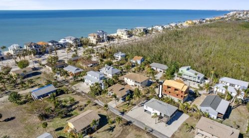 27541 Hickory Bay Dr, Bonita Springs, FL 34134-8408