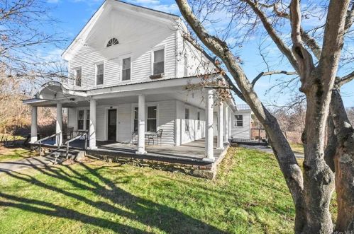 256 Oscawana Lake Rd, Tompkins Corners, NY 10579-2000