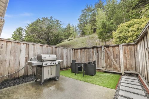 1069 Oddstad Blvd, Pacifica CA  94044-3858 exterior