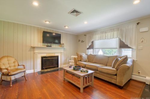 717 Griswold St, Glastonbury, CT 06033-1228