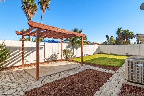 10859 Greenford Dr, San Diego CA  92126-2706 exterior