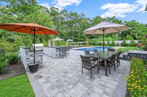 17 Moreland Ct, Mount Sinai, NY 11766-3414