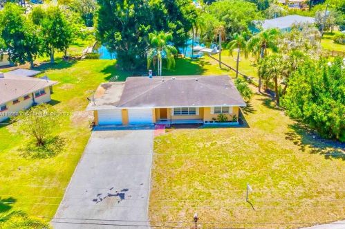 507 Dona Dr, Nokomis FL  34275-2613 exterior