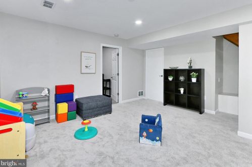 6401 Limerick Ct, Springfield VA  22152-1944 exterior