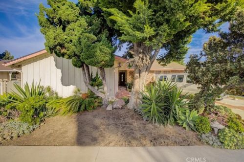 868 Roxanne Ave, Long Beach, CA 90815-5013